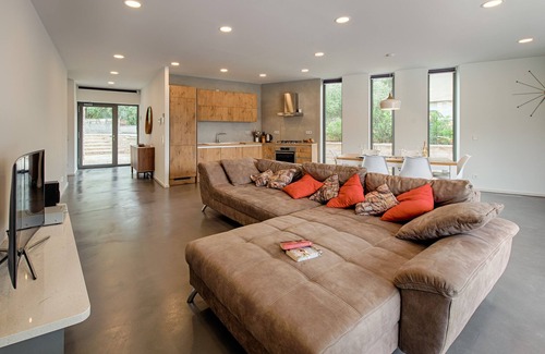 Cove Tri Zala (Zrnovo) Villa | Relaxing Getaway in Modern Bungalow with Pool and Ocean View