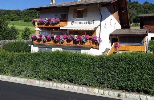 Feldthurns Apartment | Idyllic Mountain Getaways with Breakfast & Family Amenities