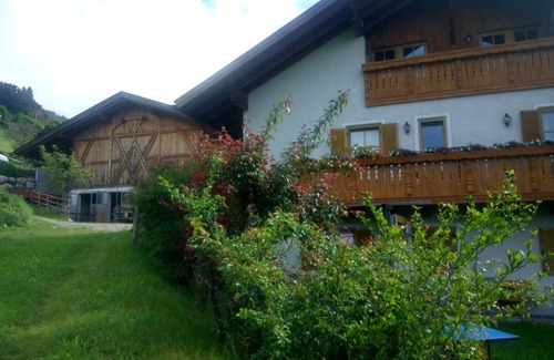 Feldthurns Apartment | Idyllic Mountain Getaways with Breakfast & Family Amenities
