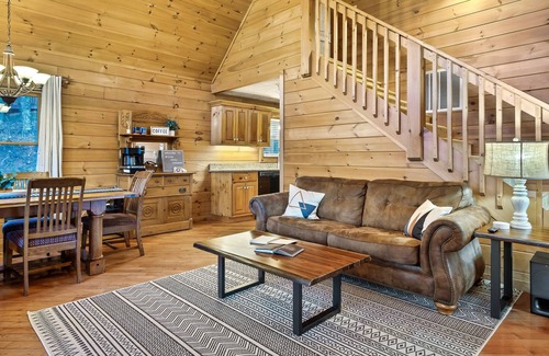 Gatlinburg - Pigeon Forge Cabin | Family-Friendly Mountain Retreat with Hot Tub & Scenic Views