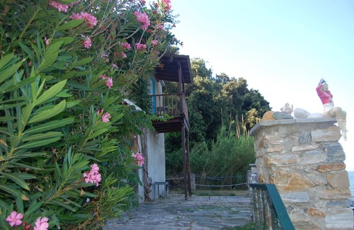 Keramidi House | Experience Nostalgic Escapes with Oceanfront Delights