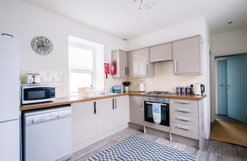 Porthcawl Apartment | Ideal Getaway for Golf, Surfing & Family Fun by the Sea