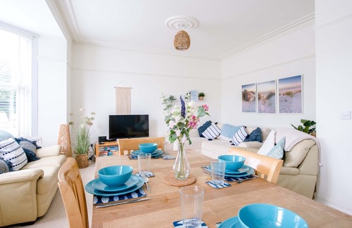 Porthcawl Apartment | Ideal Getaway for Golf, Surfing & Family Fun by the Sea