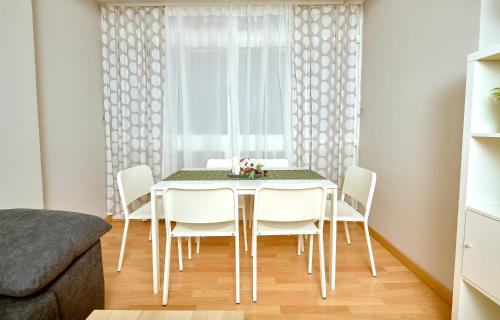 Plaza de Toros Vieja Apartment | Family-Friendly Holidays2Malaga with Ocean View & WiFi