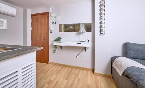 Plaza de Toros Vieja Apartment | Family-Friendly Holidays2Malaga with Ocean View & WiFi