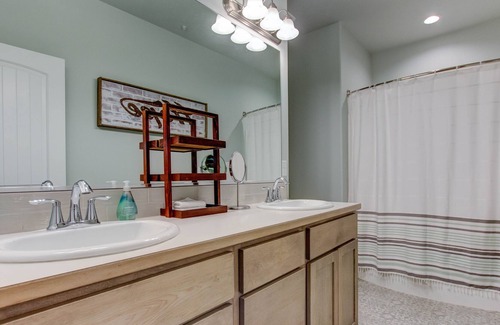 Tri-Cities House | Holland Vineyard Bungalow 4 bed, 2 1/2 bath with hot tub