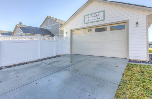 Tri-Cities House | Holland Vineyard Bungalow 4 bed, 2 1/2 bath with hot tub