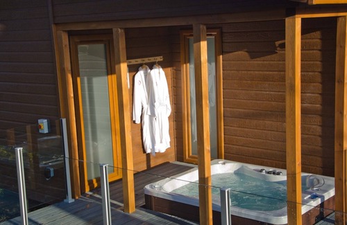 Acomb Apartment | Guest Rated 10/10: Hollicarrs Honeycomb Lodge with Spa