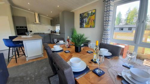 Ryther Cabin | Discover Hollicarrs - Lilypad Lodge: Family Retreat & Hot Tub