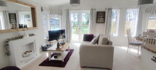 Ryther Cabin | Family-Friendly Hollicarrs - Long Lane Lodge with Hot Tub