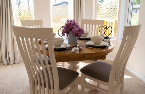 Ryther Cabin | Family-Friendly Hollicarrs - Long Lane Lodge with Hot Tub