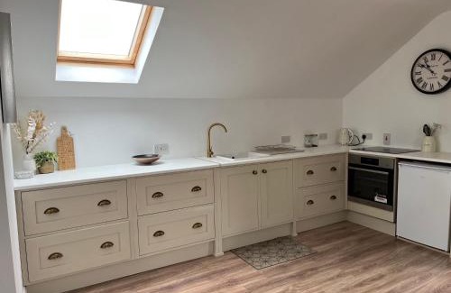 Lecemy Apartment | Discover Hollies Hideaway: Guest Rated 9.8, Family Friendly