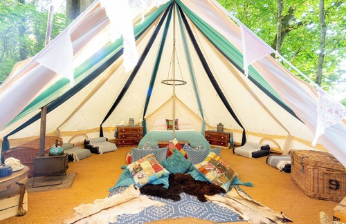 Penwood RV Rental | Premier Hollington Park Glamping: Pet-Friendly Retreat