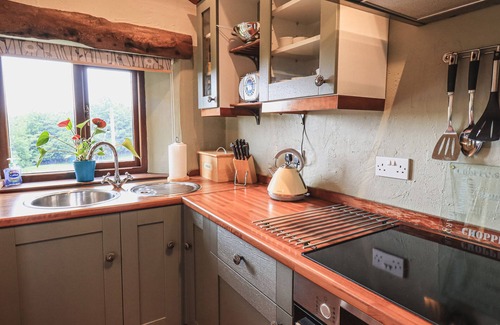 Kendal Cottage | Top-Rated Stay at Hollins Farm Barn with Breakfast & Kitchen
