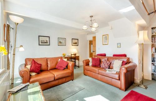 Carlisle House | Experience Comfort at Hollow Creek Cottage - 4 Star Rated