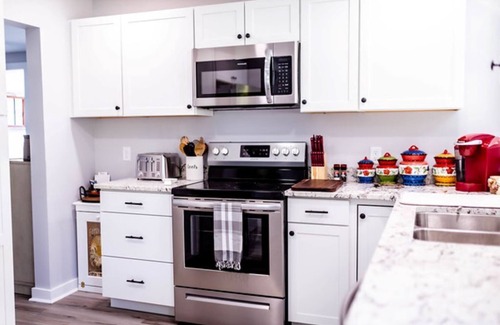 Smithsburg House | Peaceful Hollow Hideaway: Spa, Kitchen & Mountain Views