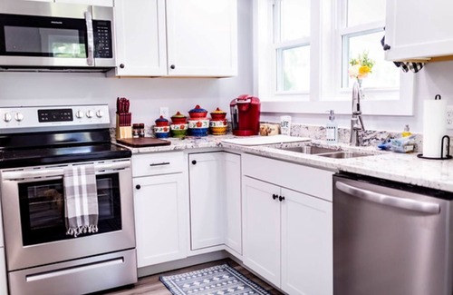 Smithsburg House | Peaceful Hollow Hideaway: Spa, Kitchen & Mountain Views