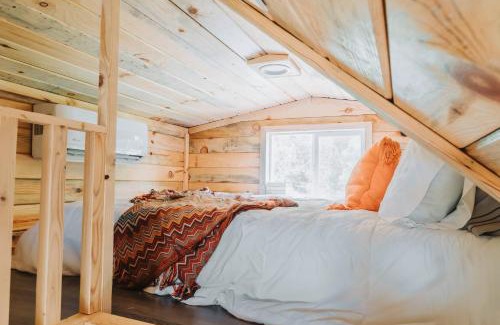 Penn Yan House | Pet-Friendly Hollow Hills Tiny Home with High Guest Ratings