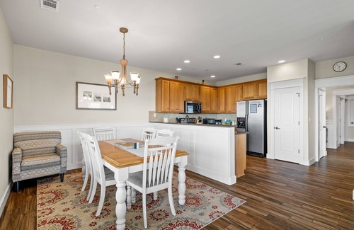 Jonestown Condo | Hollows Resort: Breathtaking Lake Views & Top Amenities Await