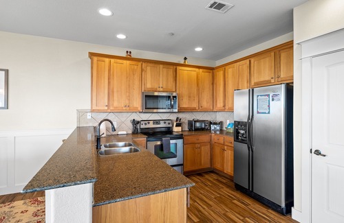 Jonestown Condo | Hollows Resort: Breathtaking Lake Views & Top Amenities Await