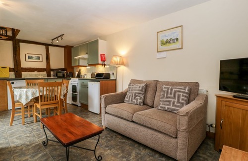 Leominster Cottage | Cozy HOLLY BUSH Cottage with Garden in Luntley