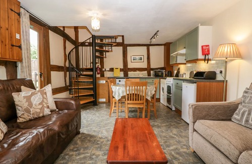 Leominster Cottage | Cozy HOLLY BUSH Cottage with Garden in Luntley