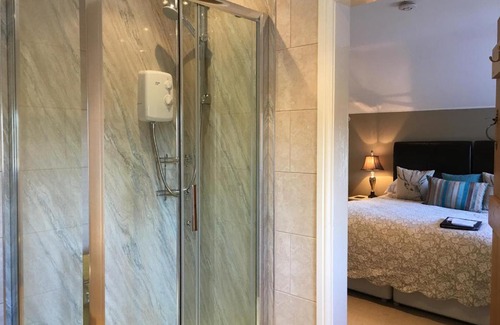 Pilsley Bed & Breakfast | Delightful Holly Cottage B&B: 4-Star Stay with Breakfast