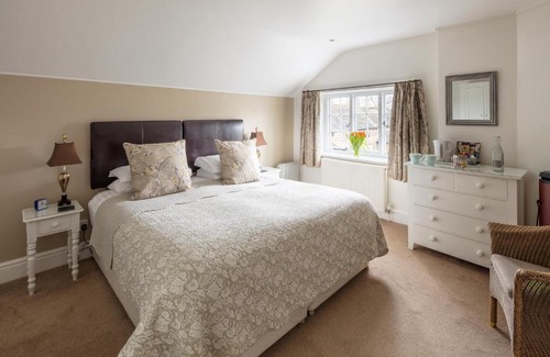Pilsley Bed & Breakfast | Delightful Holly Cottage B&B: 4-Star Stay with Breakfast