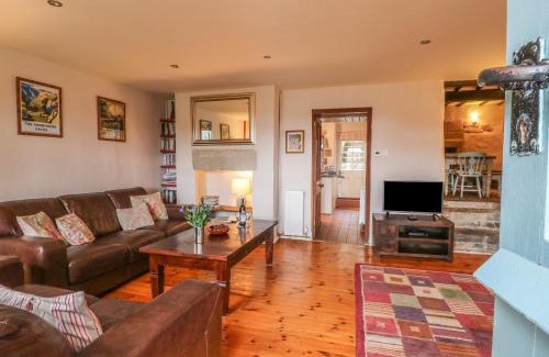 Winster House | Discover Holly Cottage: Pet-Friendly Retreat with High Ratings