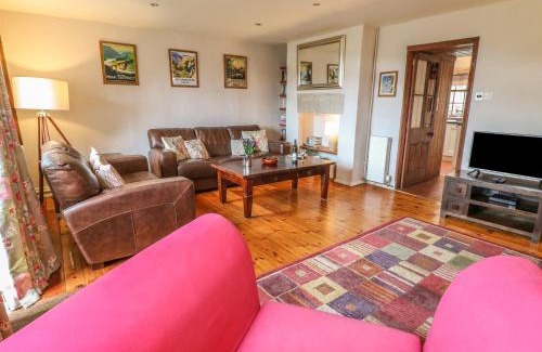 Winster House | Discover Holly Cottage: Pet-Friendly Retreat with High Ratings
