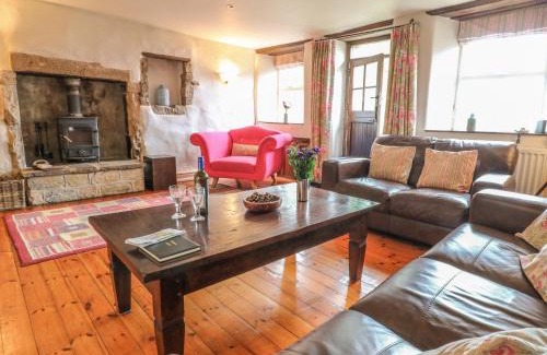 Winster House | Discover Holly Cottage: Pet-Friendly Retreat with High Ratings