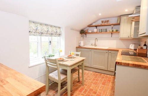 Sea Palling Cottage | Pet-Friendly Holly Cottage with Oceanfront Views