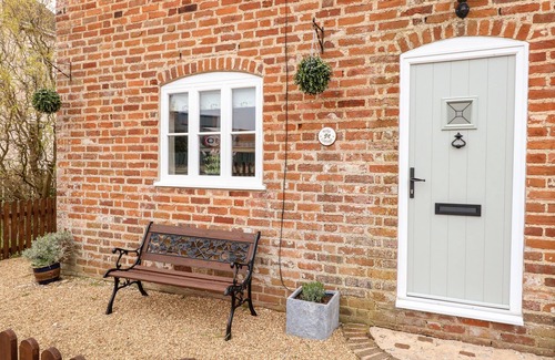 Sea Palling Cottage | Pet-Friendly Holly Cottage with Oceanfront Views