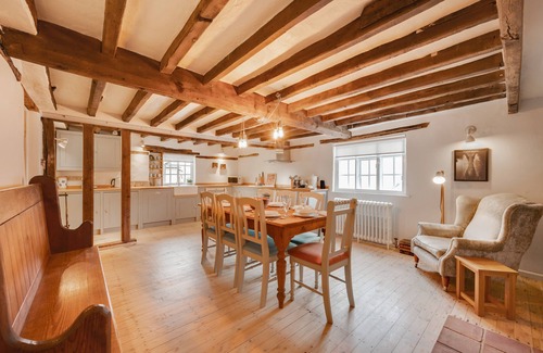 Westleton House | Family-Friendly Holly Cottage: Cozy Three-Bedroom Retreat