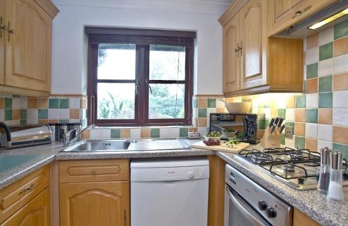 St Wenn Cabin | Holly Hotel: Family-Friendly Haven with Pool Access
