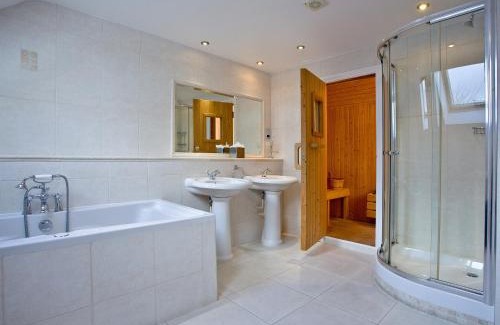 St Wenn Cabin | Holly Hotel: Family-Friendly Haven with Pool Access