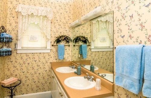 Hamilton Bed & Breakfast | Top-Rated Holly House of Hamilton with Breakfast Included