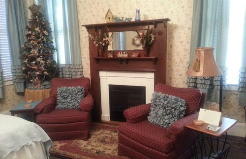 Hamilton Bed & Breakfast | Top-Rated Holly House of Hamilton with Breakfast Included
