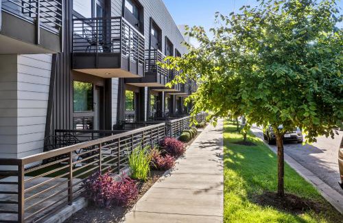 East Cesar Chavez Apartment | Holly House