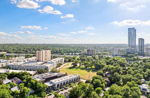 East Cesar Chavez Apartment | Holly House