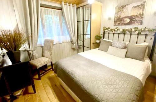 York House | Holly Lodge 14 with Hot Tub: Pet and Child Friendly Stay