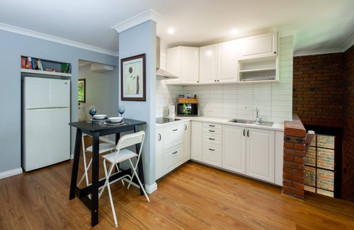 Kalorama Bed & Breakfast | Discover Holly Lodge: 4-Star Stay with Family-Friendly Amenities