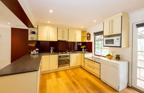 Kalorama Bed & Breakfast | Discover Holly Lodge: 4-Star Stay with Family-Friendly Amenities