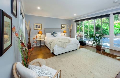 Kalorama Bed & Breakfast | Discover Holly Lodge: 4-Star Stay with Family-Friendly Amenities