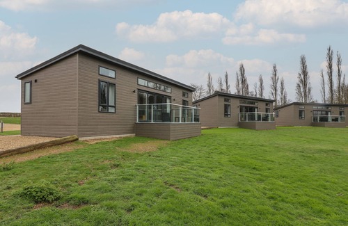 Newark Cottage | Family-Friendly HOLLY LODGE with Garden in Newark-On-Trent