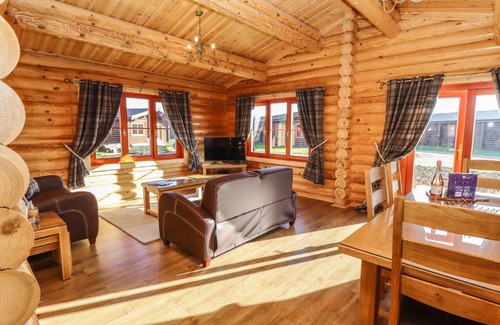 Castle Bytham House | Relax at Holly Lodge: 4-Star Retreat with Private Pool
