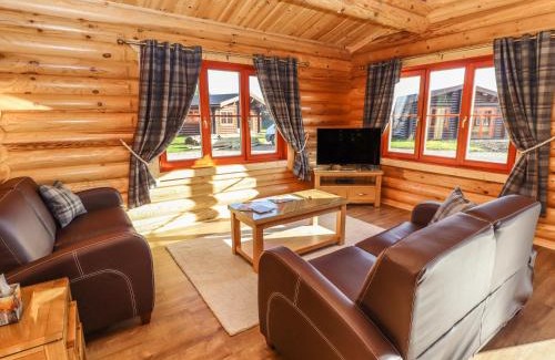Castle Bytham House | Relax at Holly Lodge: 4-Star Retreat with Private Pool