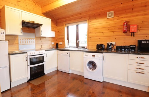 Bodmin Cottage | Romantic Holly Lodge Cottage with Kitchen & Breakfast in Lanivet