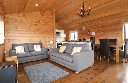 Bodmin Cottage | Romantic Holly Lodge Cottage with Kitchen & Breakfast in Lanivet