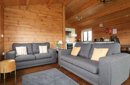 Bodmin Cottage | Romantic Holly Lodge Cottage with Kitchen & Breakfast in Lanivet